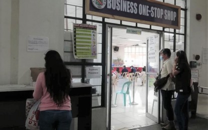 <p><strong>ONE STOP SHOP</strong>. The city government has made the assessment of tax dues online so that business and real property owners can access them at the comfort of their homes. The "Smart City" project and the "Baguio in my pocket" are projects that aim to provide convenience to taxpayers and to address the crowding of people who perform their obligation of paying their taxes to the government every start of the year. (<em>PNA photo by Liza T. Agoot</em>)  </p>