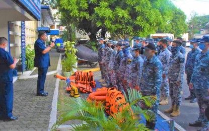 <p><strong>PREPARING FOR TRASLACION.</strong> Philippine Coast Guard District National Capital Region – Central Luzon Commander, Commodore Charlie Rances (2nd from left), speaks to the personnel in preparation for Traslacion 2021 on January 9, 2021. Despite the decision to cancel the religious event this year due to the pandemic, the PCG continues its preparations to ensure the safety of devotees. <em>(Photo courtesy of PCG)</em></p>