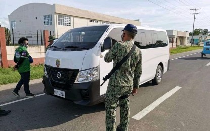 <p><strong>CHECKPOINT</strong>. Local task force members monitor the entry of persons to Laoang, Northern Samar in this undated photo. The local government on Friday (Jan. 8, 2020) imposed new travel regulations to prevent the entry of the more contagious variant of Covid-19 that was first detected in the United Kingdom. <em>(Photo courtesy of Laoang police station)</em></p>