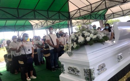 <p><strong>JUSTICE</strong>. Close friends and members of the Dacera family “celebrate the life” of the late flight attendant Christine Angela during her funeral Sunday morning (Jan. 10, 2020) at the Forest Lake Memorial Park in General Santos City. The 23-year-old alleged “rape-slay” victim was laid to rest amid calls for justice over her death. <em>(PNA photo by Richelyn Gubalani)</em></p>
<p> </p>