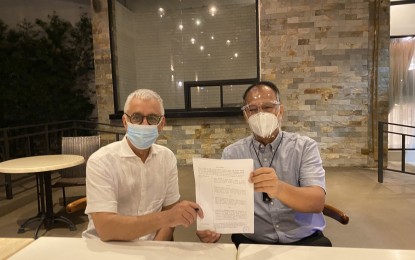 <p class="p1"><strong>TERM SHEET.</strong> National Task Force on Covid-19 chief implementer and vaccine czar, Sec. Carlito Galvez Jr., and Faberco Life Sciences, Inc. founder Kishore Hemlani show the term sheet for 30 million doses of the Covovax vaccine on Saturday (Jan. 9, 2021). Covovax is expected to be approved for use by international regulators. <em>(Contributed photo)</em></p>