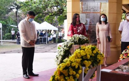 <p><strong>HONORING VETERANS.</strong> Pangasinan Governor Amado Espino III (left) leads the wreath-laying ceremony to honor and commemorate the gallantry of the World War II veterans held at the Veterans Memorial Park at the Capitol Compound in Lingayen town Saturday (Jan. 9, 2021). The provincial government will give PHP10,000 financial aid to each of the 127 Pangasinense veterans. <em>(Photo courtesy of Province of Pangasinan Official Facebook page)</em></p>