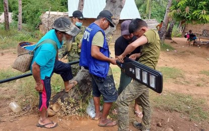 <p><strong>‘PAILAW’.</strong> Beneficiaries of the Sanayang Pailaw sa Daan prepare to install solar street lights in their community. Some 205 indigenous people have benefited from a training program on solar light assembly and installation held in the Mimaropa region, Energy Secretary Alfonso Cusi said Tuesday (Jan. 12, 2021). <em>(Photo courtesy of Alakdan Troopers and Department of Energy)</em></p>
<p> </p>