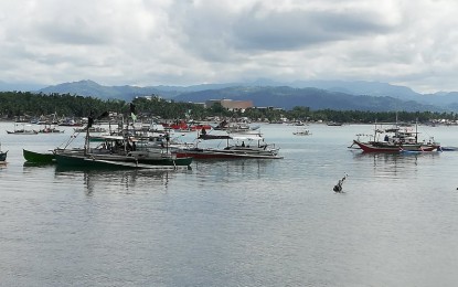 <p><strong>ANCHORED.</strong> Fishing boats anchor at the San Jose de Buenavista port on Friday (Jan. 15, 2021) unable to venture out to the sea due to big waves caused by the northeast monsoon. A search and rescue operation is ongoing for four missing fishermen. <em>(PNA photo by Annabel Consuelo J. Petinglay)</em></p>