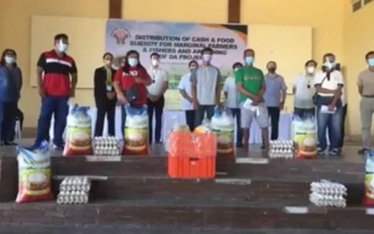 <p><strong>SUBSIDY FOR FARMERS.</strong> Marginalized farmers and fishers in Ilocos Norte receive cash and food subsidy from the Department of Agriculture, at the Mariano Marcos State University on Friday (Jan. 15, 2021). The recipients were from the towns of Currimao and Paoay who belong to the lower-income bracket.<em> (Photo courtesy of PIA Ilocos Norte)</em></p>