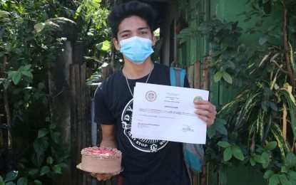 <p><strong>MORE RECOVERIES.</strong> A Covid-19 survivor in Palo, Leyte receives a "welcome home" cake and a certificate for completing the mandatory quarantine in this undated photo. The Department of Health on Saturday (Jan. 16, 2021) reported 291 new coronavirus recoveries in Eastern Visayas, bringing the region's cumulative total to 11,814. <em>(Photo courtesy of Palo local government)</em></p>