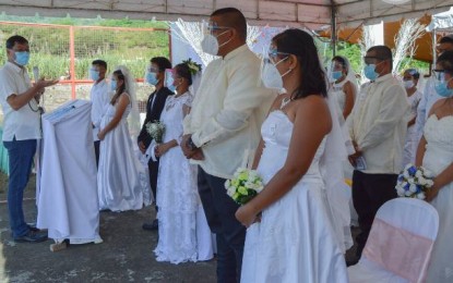 <p><strong>MASS WEDDING.</strong> Mayor Renato Gustilo (left) of San Carlos City, Negros Occidental officiates the wedding of 19 couples in Sitio Sto. Niño, Barangay Buluangan on Friday (Jan. 15, 2021). Among those who got married were Ricky Samolde, 46, and Ma. Honorata Samolde, 53, who had been living together for 25 years. <em>(Photo courtesy of San Carlos City Information Office)</em></p>
