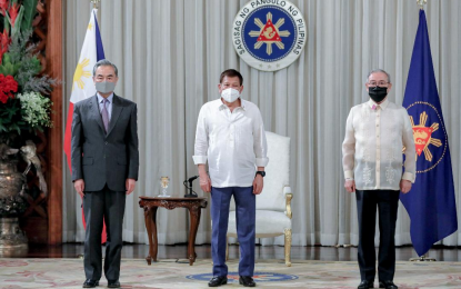 <p><strong>HEALTH COOPERATION</strong>. President Rodrigo Roa Duterte poses for a photo with People's Republic of China State Councilor and Foreign Minister Wang Yi and Foreign Affairs Secretary Teodoro Locsin Jr. during a courtesy call on the President at the Malacañang Palace on Saturday (Jan. 16, 2021). Duterte expressed confidence that the “strengthened” health cooperation between the Philippines and China would hasten the two nations’ economic recovery. <em>(Presidential photo by Richard Madelo)</em></p>