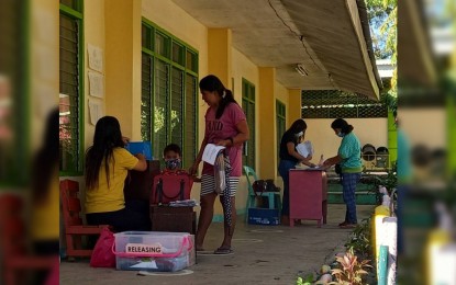 <p><strong>BLENDED LEARNING.</strong> Teachers from Buer-Bayaoas Elementary School in Aguilar, Pangasinan collect modules from parents during the weekly distribution and submission of modules. The Department of Education (DepEd) has implemented blended learning this school year as part of its measures to prevent the spread of  Covid-19 infections among students. <em>(PNA Photo by Joann S. Villanueva)</em></p>
