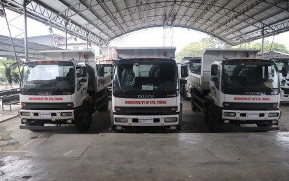 <p><strong>INFRA SUPPORT.</strong> The municipality of Sto. Tomas, Davao del Norte procures PHP18 million worth of heavy equipment to support the town's infrastructure projects. The heavy equipment includes two garbage compactors, two 10-wheeler dump trucks, four 6-wheeler dump trucks, and an 18 wheeler-low bed prime mover. <em>(Photo courtesy of Sto. Tomas Information Office)</em></p>