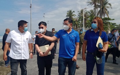 <p><strong>INSPECTION</strong>. Department of Public Works and Highways (DPWH) Secretary Mark Villar (second from right) inspects the pedestrian infrastructure project at the Tondaligan Park in Dagupan City on Monday (Jan. 18, 2021). He was joined by Dagupan City Mayor Marc Bran Lim (left), Rep. Christopher De Venecia (second from left), and District Engineer Edita Manuel of the DPWH 2nd Engineering District (right). <em>(Photo by Liwayway Yparraguirre)</em></p>
<p> </p>
