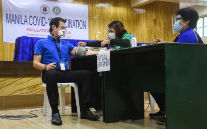 <p><strong>VACCINATION SIMULATION.</strong> Manila Mayor Francisco 'Isko Moreno' Domagoso leads the city's Covid-19 vaccination simulation at the Universidad de Manila on Tuesday (Jan. 19, 2021). He said this is to see possible scenarios when the vaccination program rolls out. <em>(Photo by Manila PIO)</em></p>