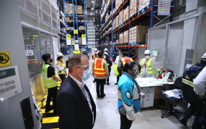 <p><strong>COLD STORAGE</strong>. Officials of the Department of Health and National Policy Against Covid-19 inspect the cold storage facility for Covid-19 vaccines of Zuellig Pharma Corporation in Parañaque City on Wednesday. (Jan. 20, 2021). DOH Secretary Francisco Duque III said there is adequate cold storage facilities across the temperature ranges required for storing the Covid-19 vaccines which are scheduled to arrive in the country next month. (<em>PNA photo by Joey Razon</em>)  </p>
