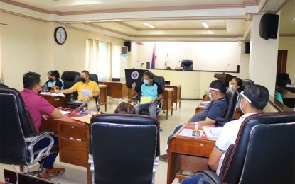 <p><strong>VACCINATION PRIORITIES.</strong> Kidapawan Mayor Joseph Evangelista (center) confers with City Council members following Tuesday's (Jan. 19, 2021) approval of the PHP28-million funding for Covid-19 vaccines. Included in the city’s vaccination priority list are senior citizens, teachers, law enforcers, vendors, and tricycle drivers.<em> (Photo by Kidapawan LGU)</em></p>