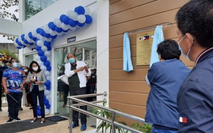 <p><strong>NEW LTFRB-7 OFFICE</strong>. Transportation Secretary Arthur Tugade (3rd from left) and Presidential Assistant for the Visayas Michael Lloyd Dino (2nd from right) lead other officials in the unveiling of the marker of the new regional field regulations office building of the Land Transportation Franchising and Regulatory Board (LTFRB)-Central Visayas in Echavez Street, Cebu City on Wednesday (Jan. 20, 2021). Also present were (from left) LTFRB-7 regional director Eduardo Montealto, Governor Gwendolyn Garcia and LTFRB chairman Martin Delgra (right).<em> (PNA photo by John Rey Saavedra)</em></p>