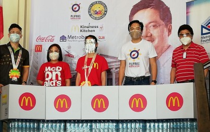 <p><strong>JOINING FORCES AGAINST HUNGER</strong>. Bacolod City Mayor Evelio Leonardia (right) with Task Force Zero Hunger chairman and Cabinet Secretary Karlo Nograles (2nd from right), Ronald McDonald House Charities Executive Director Marie Angeles (2nd from left), and McDonald’s Bacolod franchisees Andrew and Michelle Antoinette Valencia during the ceremonial turn-over of meals from the McDonald’s Kindness Kitchen at the Bacolod Government Center on Monday (Jan. 25, 2021). The activity is part of the “Pilipinas Kontra Gutom” initiative of the government’s Task Force Zero Hunger and its private partners. <em>(PNA photo by Nanette L. Guadalquiver)</em></p>
