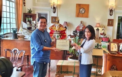 <p><strong>AGRI SUPPORT</strong>. Central Visayas agriculture regional chief Salvador Diputado turns over on Thursday (Jan. 28) assorted vegetable seeds to Cebu Governor Gwendolyn Garcia for the Sugbusog Program of the provincial government, as part of Agriculture Secretary William Dar’s initial contribution to Cebu’s food production program. (Photo courtesy of DA-7)</p>