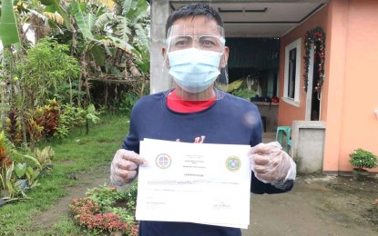 <p><strong>RECOVERED</strong>. A Covid-19 survivor in Palo, Leyte receives a certificate after testing negative of the virus and completing the mandatory quarantine in this undated photo. The Department of Health on Saturday (Jan. 30, 2021) reported that 12,999 patients in Eastern Visayas have recovered from the illness since the start of the global health crisis. <em>(Photo courtesy of Palo Mayor Ann Petilla)</em></p>