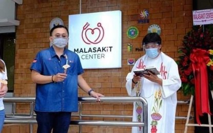 <p><strong>MALASAKIT CENTER.</strong> Senator Christopher Lawrence 'Bong' Go (left) leads the opening of the four-story Malasakit Center one-stop-shop at the Southern Philippines Medical Center on Friday afternoon (Jan. 29, 2021). The facility will house six offices. <em>(Photo courtesy of Davao City CIO)</em></p>