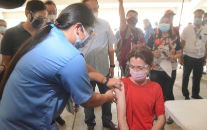 <p><strong>SIMULATION.</strong> A health personnel administers the inoculation of a Marikina City resident during the Covid-19 vaccine simulation exercises in the city. An official of the Department of Health said the government is ready with a list of substitutes should the persons on the priority list fail to show up on their scheduled vaccination date. <em>(File photo)</em></p>