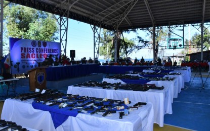 <p><strong>POLICE GAINS</strong>. The Police Regional Office-3 presents in a press conference in Zambales on Wednesday (Feb. 3, 2021) the confiscated assorted firearms in Central Luzon during the month-long simultaneous anti-criminality law enforcement operations in January. A total of 2,089 individuals in the region who committed various offenses were arrested during the operations. <em>(Photo courtesy of PRO-3)</em></p>