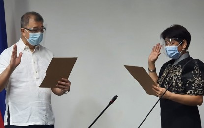 <p><strong>NEW FNRI CHIEF.</strong> DOST Secretary Fortunato de la Peña administers the oath-taking of Imelda Agdeppa as the new FNRI director, on Jan. 21, 2021 at his office in Bicutan, Taguig City. He said Agdeppa is a good team leader, and has exerted extra effort for the DOST-led VCO study in Laguna. <em>(Photo courtesy of DOST Undersecretary Rowena Cristina Guevara)</em></p>