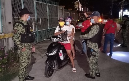 <p><strong>COVID HERO.</strong> Cpl. Ronnel Llamosa (right), who recovered from the coronavirus disease 2019 (Covid-19), continues to be at the forefront of the fight against the disease. He knows the government needs PNP personnel like him to enforce strict quarantine measures to curb the spread of Covid-19. <em>(Photo courtesy of Ronnel Llamosa)</em></p>