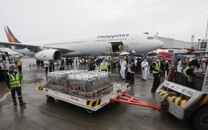 <p><strong>SIMULATION EXERCISE.</strong> A full-scale simulation exercise on the Covid-19 vaccine arrival and deployment at the Ninoy Aquino International Airport Terminal 2 on Tuesday (Feb. 9, 2021) morning. The activity included the arrival of the vaccines at the airport; Customs clearance; loading and transport of the vaccines to the RITM warehouse; unloading, receiving and inspection of the vaccines; and putting away of vaccines for storage.<em> (PNA photo by Avito Dalan)</em></p>