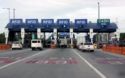 <p><strong>RELIEF.</strong> Vehicles pass through the Mindanao Avenue Toll Plaza at the North Luzon Expressway in this undated photo. The Department of Agriculture on Friday (May 24, 2024) welcomed the exemption of accredited trucks carrying agricultural products from toll fee increases and the grant of rebates starting June 1, as this will help lower prices of basic goods.<em> (PNA file photo)</em></p>