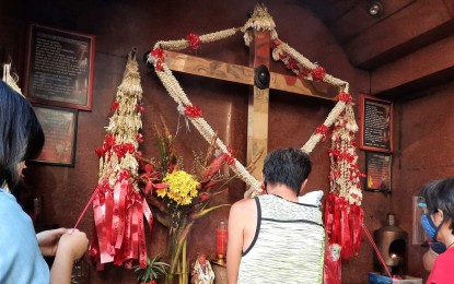 <p><strong>TRADITIONS ALIVE.</strong> People wait for their turn to light joss sticks and say their prayers before the Santo Cristo De Longos on Ongpin Street on the eve of the Chinese New Year on Thursday (Feb. 11, 2021). This action is a perfect example of the "marriage of beliefs" among the early Chinese settlers who embraced Catholicism but still remembered their roots.<em> (PNA photo by Marita Moaje)</em></p>