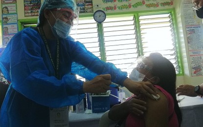 <p><strong>MOCK VACCINATION.</strong> Personnel from the Davao City Health Office administers the coronavirus disease 2019 vaccine to a patient during a vaccination simulation on Friday (Feb. 12, 2021). Before getting the dose, the patient is given orientation and counseling to prepare her for the whole vaccination process. <em>(PNA photo by Che Palicte)</em></p>
