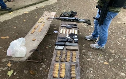 <p><strong>ARMS CACHE.</strong> Authorities seize loose firearms and several kinds of ammunition in an operation in Tabuk City, Kalinga on Friday (Feb. 12, 2021). The suspect Aggawoc Suyam, the subject of the operation, has a standing warrant of arrest for illegal possession of firearms issued by a Kalinga court. <em>(Photo courtesy of PNP)</em></p>