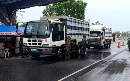 <p><strong>BORDER CHECKPOINT</strong>. </p>
<p>Local authorities in Ilocos Norte are on heightened alert due to the possible entry of new UK variant of Covid-19. A mandatory 14-day quarantine is needed for all returning residents regardless of Covid-19 test result. (<em>PNA photo by Leilanie G. Adriano</em>) </p>