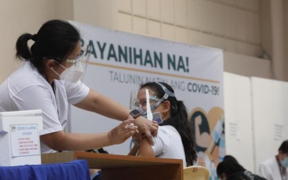<p><strong>SIMULATION</strong>. The Philippine General Hospital holds a simulation exercise for the Covid-19 vaccination rollout on Monday (Feb.16, 2021). About 50 of its healthcare workers took part in the dry run.<em> (PNA Photo by Avito Dalan)</em></p>