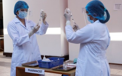 <p><strong>DRY RUN.</strong> Philippine General Hospital personnel take part in a dry run for Covid-19 vaccination on Thursday (Feb. 11, 2021). This is part of efforts of the state-owned hospital to assure that accurate processes will be observed during the vaccine rollout. <em>(PNA photo by Avito C. Dalan)</em></p>