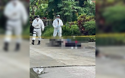 <p><strong>SHOOTING</strong>. Policemen examine the body of an employee of the Department of Environment and Natural Resources who was shot to death Tuesday morning (Feb. 16, 2021) in Tacloban City. The police are still investigating the motive behind the fatal shooting. <em>(Photo courtesy of Charles Vincent Manarang)</em></p>