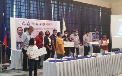 <p><strong>ASSISTANCE</strong>. Recipients of the Tabang OFW receive their cash assistance on Tuesday (Feb. 15, 2021) in a short ceremony held at the Casa Real in Iloilo City. Tabang OFW grants PHP30,000 each to qualified collegiate level dependents of OFWs displaced due to the coronavirus disease 2019 pandemic. <em>(PNA photo by PGLena)</em></p>