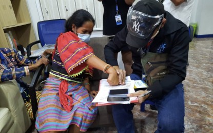 <p><strong>KIDNAPPING CHARGES</strong>. Commission on Human Rights-Central Visayas Special Investigator Bayani Gelves on Wednesday (Feb. 17, 2021) assists one of the six Ata-Manobo parents in affixing her thumbmark in the formal complaint forms. Six IP parents accused Salugpungan teachers of kidnapping and serious illegal detention, indicating in their complaint the minors were taken away in 2018 and their whereabouts were never reported to them until they learned they are in Cebu City. <em>(PNA photo by John Rey Saavedra)</em></p>