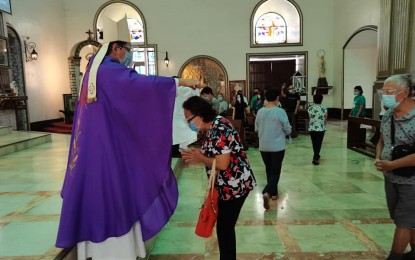 <p><strong>LOVE THY NEIGHBOR</strong>. Dumaguete Bishop Julito Cortes on Ash Wednesday (Feb. 17, 2021) called on the faithful to be charitable to neighbors as the world enters into the Season of Lent. He announced that the Diocese of Dumaguete will allow the use of church grounds and schools as alternative venues for Covid-19 vaccination.<em> (Photo by Judy Flores Partlow)</em></p>