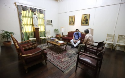<p><strong>SOLICITING SUPPORT</strong>. Iloilo City Mayor Jerry P.Treñas (left) meets with Jaro Archbishop Jose Romeo Lazo on Friday (Feb. 19, 2021) to ask the archdiocese’s support for the vaccination campaign of the local government. The city government will make an advance payment for 600,000 doses of Covid-19 vaccines next week and expects these to become available in July. <em>(Photo by Arnold Almacen/CMO)</em></p>