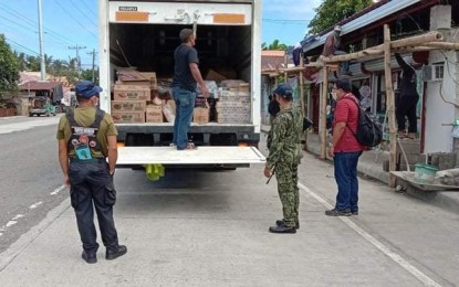 <p><strong>ASF CHECKPOINT</strong>. The Antique Provincial Veterinary Office establishes a checkpoint in Barangay Guinsang-an, Hamtic to prevent the entry of African swine fever in the province on Wednesday (Feb. 24, 2021). At checkpoints, delivery vans with violations were reprimanded and told not to unload their pork products with ingredients that came from ASF-affected areas. <em>(PNA photo by Annabel Consuelo J. Petinglay)</em></p>