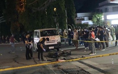 <p><strong>SHOOTING INCIDENT</strong>. Police cordon off the area following a shooting incident between the Quezon City District Police special operation unit personnel and alleged Philippine Drug Enforcement Agency (PDEA) agents beside the Ever Gotesco Mall along Commonwealth Avenue in Quezon City around 5:45 p.m. Wednesday (Feb. 24, 2021). PNP chief Debold Sinas assigned the Criminal Investigation and Detection Group (CIDG) as the lead investigating body to look into the incident. <em>(PNP PIO photo)</em></p>