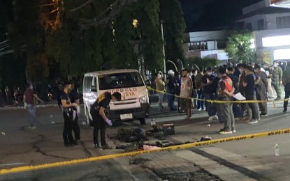 <p><strong>SHOOTING INCIDENT</strong>. Police cordon off the area following a shooting incident between the Quezon City District Police special operation unit personnel and alleged Philippine Drug Enforcement Agency (PDEA) agents beside the Ever Gotesco Mall along Commonwealth Avenue in Quezon City around 5:45 p.m. Wednesday (Feb. 24, 2021). PNP chief Debold Sinas assigned the Criminal Investigation and Detection Group (CIDG) as the lead investigating body to look into the incident. <em>(PNP PIO photo)</em></p>