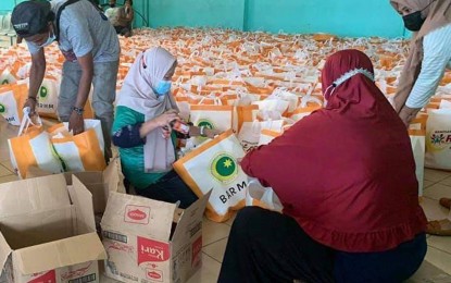<p><strong>EMERGENCY CENTERS.</strong> The Bangsamoro Autonomous Region in Muslim Mindanao (BARMM) is putting up emergency operation centers in all areas of the region to effectively respond to emergencies. File photo shows workers readying relief goods for distribution. <em>(Photo courtesy of BARMM-READI)</em></p>