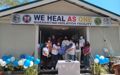 <p><strong>QUARANTINE FACILITY</strong>. Buenavista Mayor Eugenio Reyes receives the symbolic key for the quarantine facility turned over by the Department of Public Works and Highways Western Visayas office on Thursday (Feb. 25, 2021). The facility will be reserved for residents especially that it may take a while before the Covid-19 vaccine reaches their municipality, Reyes said. <em>(Photo courtesy of LGU Buenavista, Guimaras)</em></p>