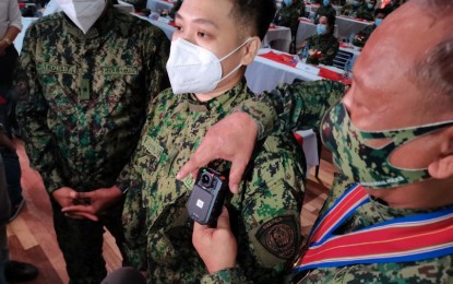 <p><strong>BODY CAMS.</strong> PNP Director for Logistics, Maj. Gen. Angelito Casimiro demonstrates the use of body cameras during the training for police officers at the NCRPO headquarters in Camp Bagong Diwa, Taguig City on Friday (Feb. 26, 2021). The use of body cameras is part of efforts to ensure transparency and accountability in the conduct of police operations. <em>(PNA photo by Lloyd Caliwan)</em></p>