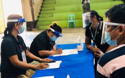 <p><strong>SIMULATION.</strong> The medical team, in-charge of the registration, await the arrival of people as the City Health Office holds Covid-19 vaccination simulation at the covered court of Barangay Sta. Maria, Zamboanga City on Saturday (Feb. 27, 2021). The simulation drill is part of this city's preparation for the implementation of the nationwide Covid-19 vaccination program.<em> (Photo courtesy of City Hall Public Information Office)</em></p>