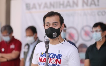 <p><strong>SAFETY FIRST.</strong> Manila Mayor Francisco “Isko Moreno” Domagoso encourages medical front-liners to take the Sinovac vaccines during the national rollout held at PGH on Monday. He cited the importance of doctors and nurses’ protection as they are at the forefront of the Covid-19 fight. <em>(PNA photo)</em></p>