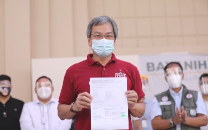 <p><strong>FIRST JAB.</strong> Philippine General Hospital Director Dr. Gerardo “Gap” Legaspi is the first in the Philippines to officially avail of the coronavirus vaccine. Legaspi, who received the donated Sinovac vaccine from China, says Filipinos should trust the experts and believe that vaccines will save lives. <em>(PNA photo by Joey O. Razon)</em></p>