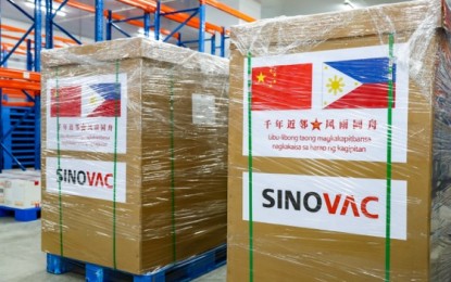 <p><strong>SINOVAC VAX</strong>. The first shipment of CoronaVac vaccines donated by China arrives in the Philippines on Sunday (Feb. 28, 2021). Vaccine czar Carlito Galvez Jr. on Monday (March 1) said part of the 600,000 doses of Sinovac Covid-19 vaccine will be transported to Cebu and Davao this week. <em>(Photo courtesy of Chinese embassy)</em></p>